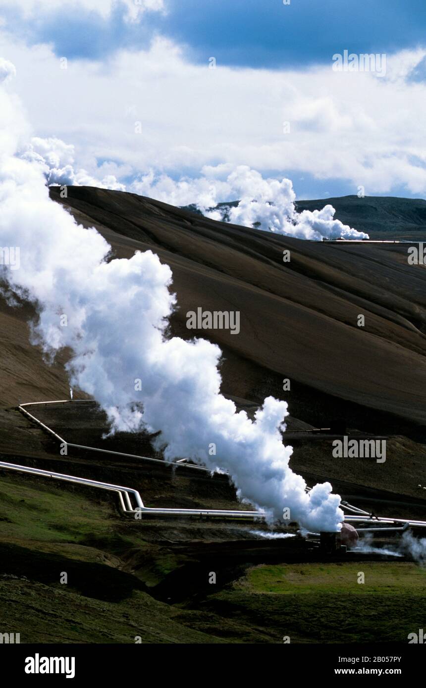 ISLANDE, RÉGION DU LAC MYVATN, RÉGION VOLCANIQUE DE NAMASKARD, CENTRALE GÉOTHERMIQUE KRAFLA, TUYAUX DE VAPEUR Banque D'Images
