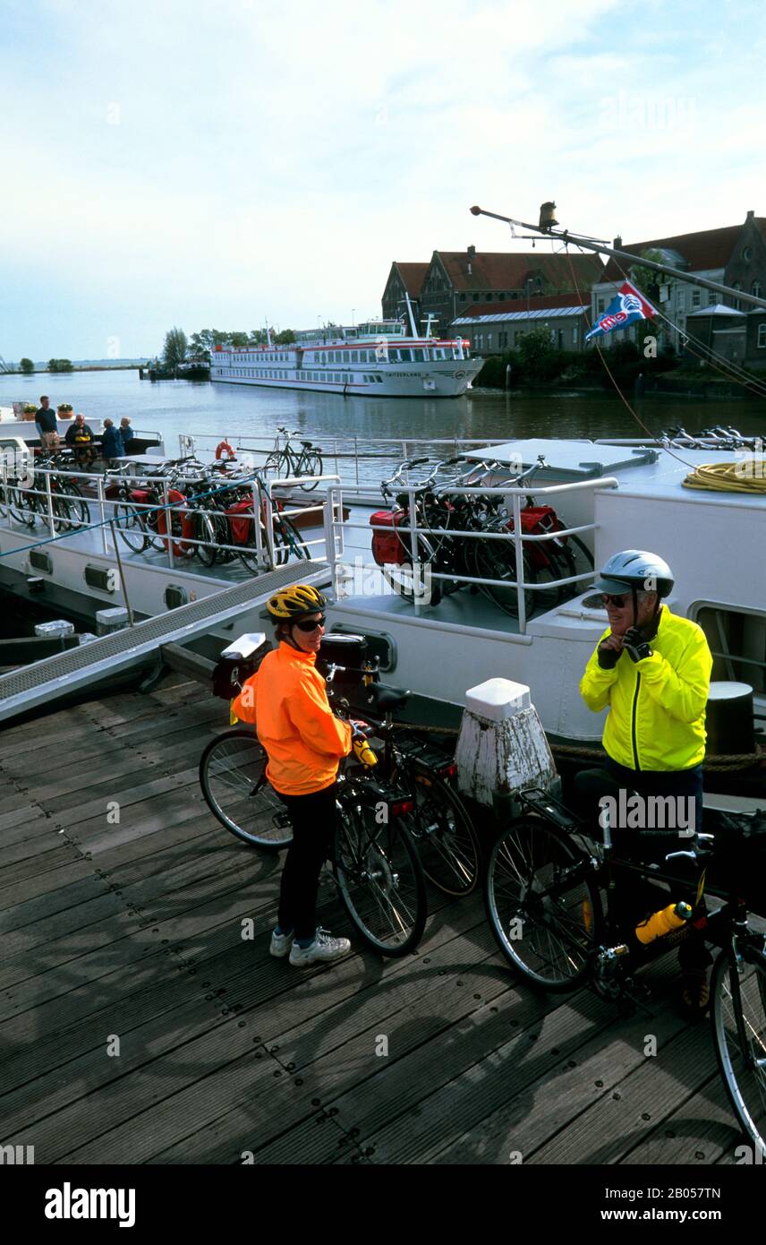 PAYS-BAS, HOLLANDE, HOORN, PORT, BARGE AVEC VISITE À VÉLO Banque D'Images PAYS-BAS, HOLLANDE, HOORN, PORT, BARGE AVEC VISITE À VÉLO Banque D'Images