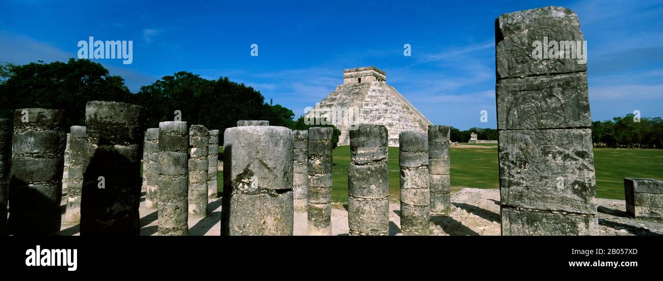 Ruines avec pyramide en arrière-plan, Chichen Itza, péninsule du Yucatan, Mexique Banque D'Images