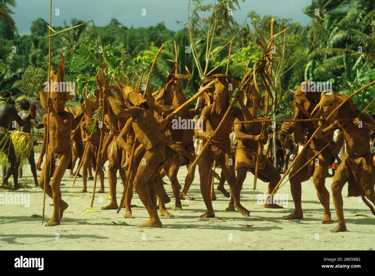 LES ÎLES SALOMON, LES HOMMES DE BOUE DE SANTA ANA DANSENT, LA DANSE TRADITIONNELLE DE GUERRE Banque D'Images