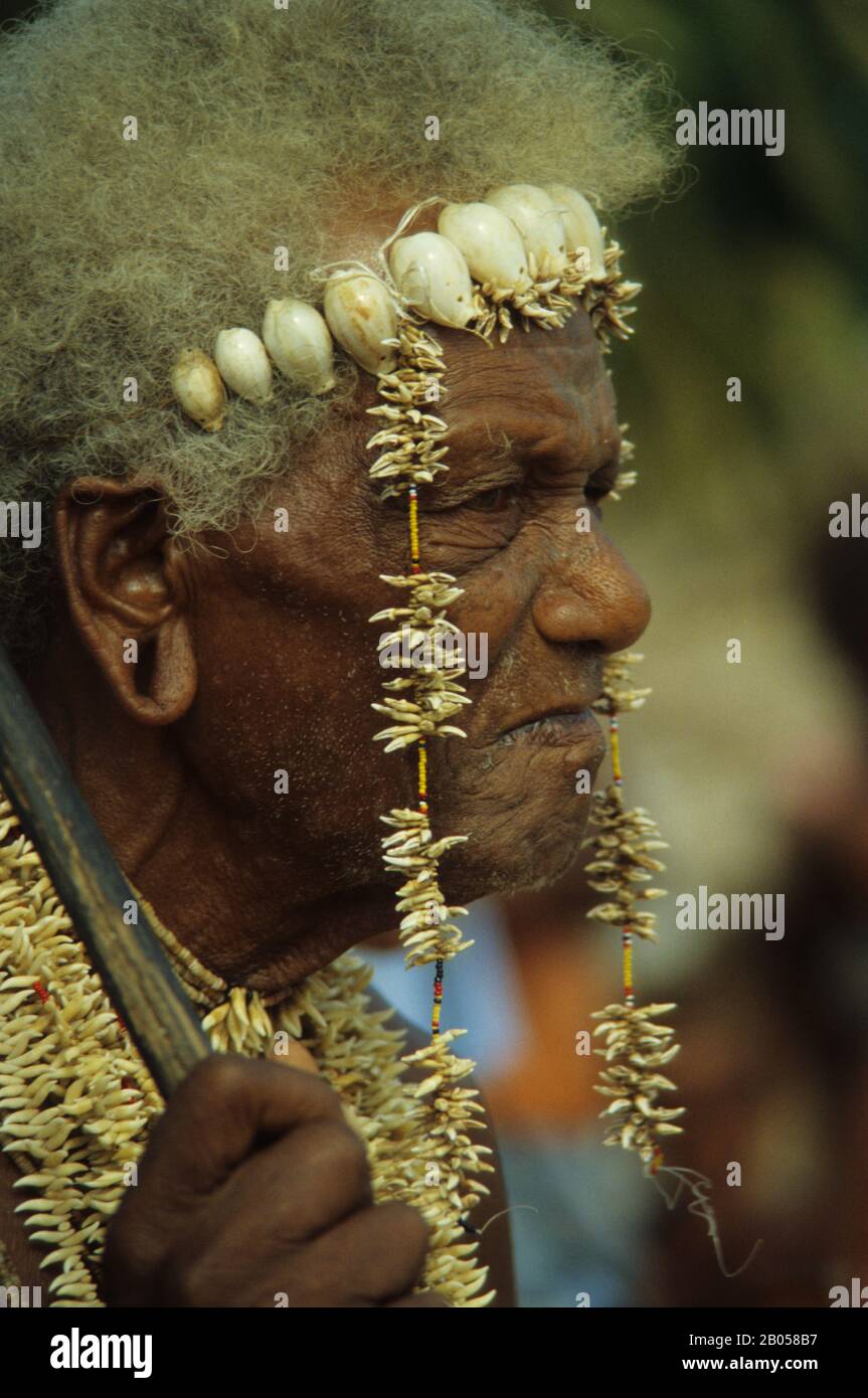 ILES SALOMON, PORTRAIT DE SANTA ANA AVEC COLLIER À DENTS DE CHIEN Banque D'Images