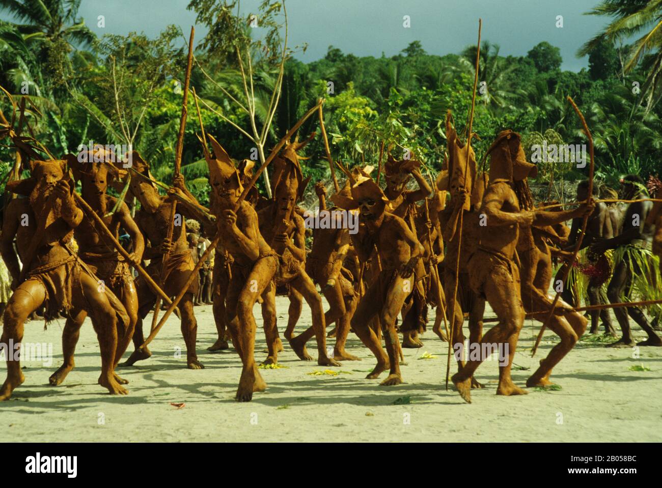 ILES SALOMON, DANSE DE GUERRE TRADITIONNELLE DE SANTA ANA Banque D'Images