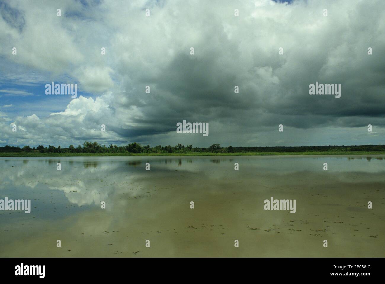 PAPOUASIE-NOUVELLE-GUINÉE, NUAGES DE PLUIE AU-DESSUS DE LA RIVIÈRE SEPIK Banque D'Images