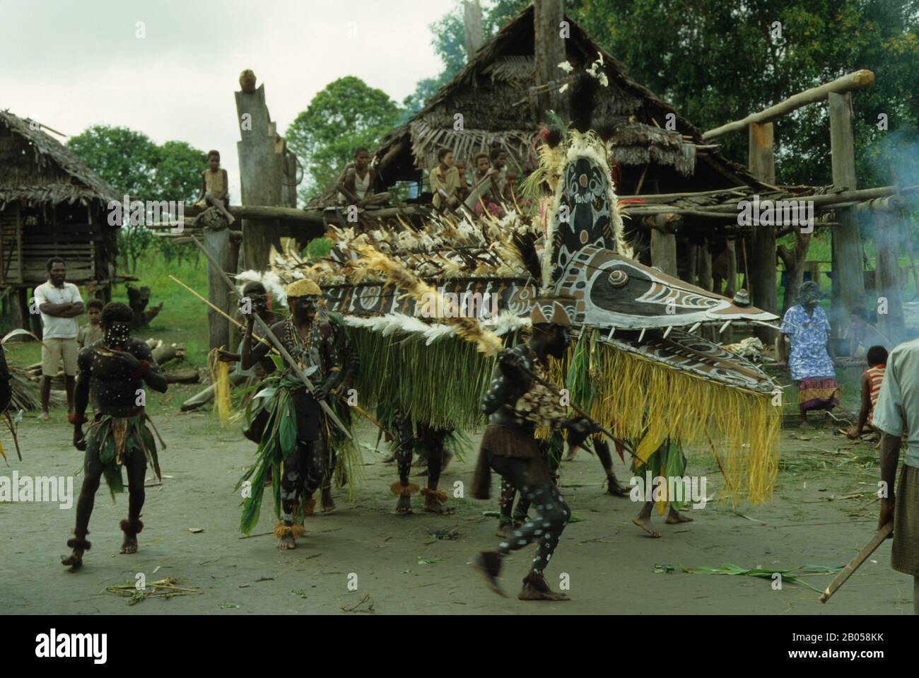 PAPOUASIE-NOUVELLE-GUINÉE, SEPIK RIVER, DANSE TRIBALE TRADITIONNELLE DANS LE VILLAGE AVEC MASQUE CROCODILE Banque D'Images