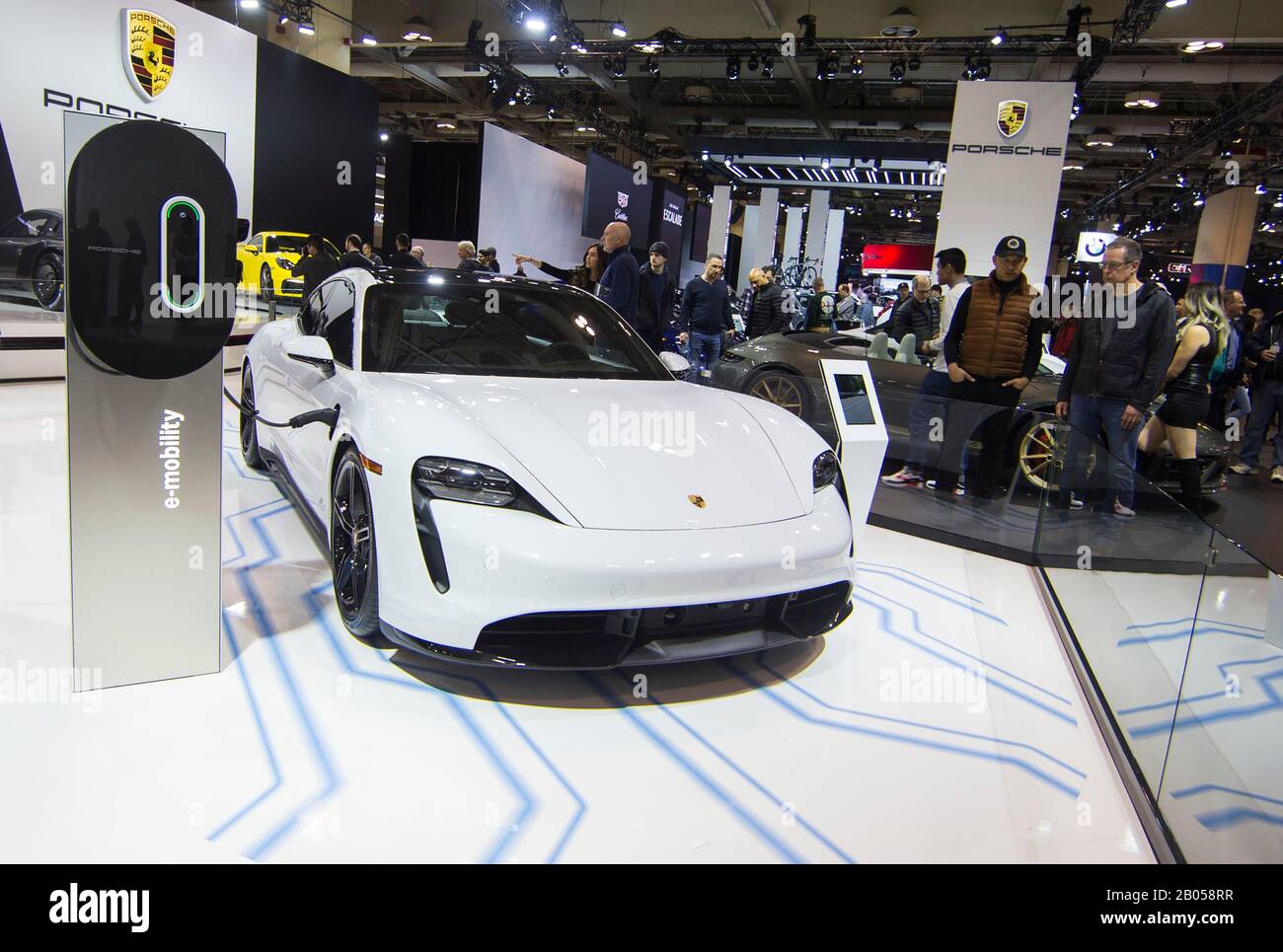Toronto, Canada. 18 février 2020. Les visiteurs regardent une Porsche Taycan électrique et sa station de charge au cours de l'Autoshow international canadien 2020 au Metro Toronto Convention Centre à Toronto, Canada, le 18 février 2020. L'événement annuel qui s'est tenu du 14 au 23 février présente plus de 40 modèles de véhicules à énergie neuve de constructeurs automobiles mondiaux. Crédit: Zou Zheng/Xinhua/Alay Live News Banque D'Images