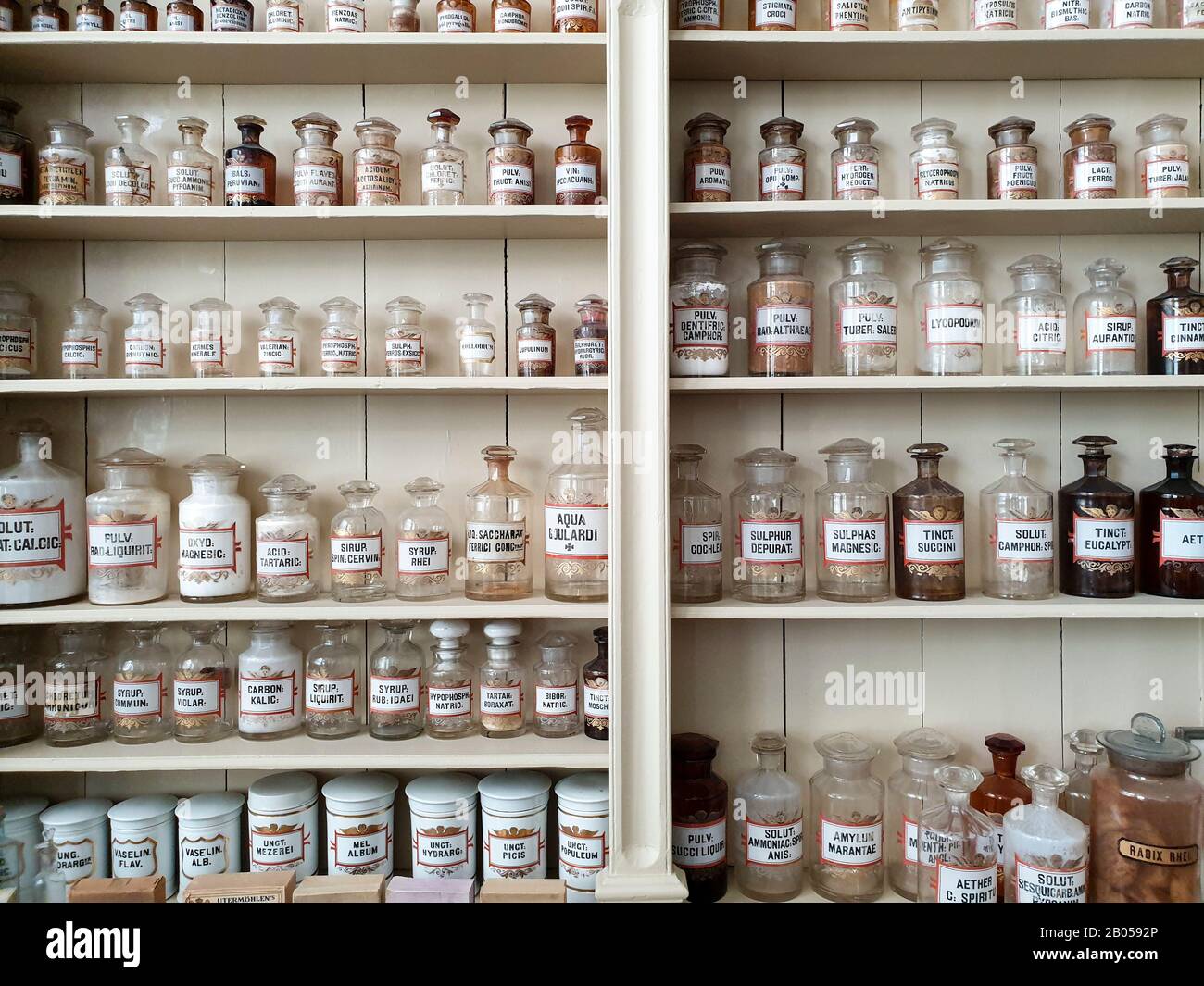 Gros plan sur les étagères d'une ancienne pharmacie, bouteilles en verre latines remplies de produits chimiques pour la médecine. Banque D'Images