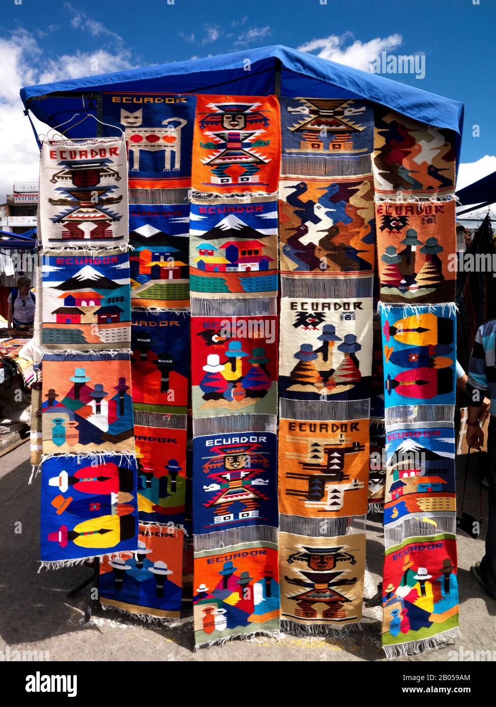 Housses d'oreillers à vendre sur un marché artisanal, Otavalo, province d'Imbabura, Équateur Banque D'Images