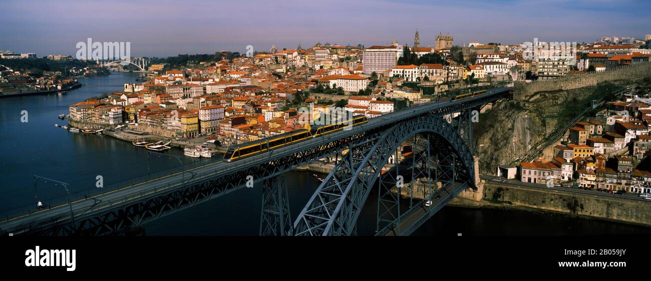 Pont traversant une rivière, pont Dom Luis I, rivière Duoro, Porto, Portugal Banque D'Images