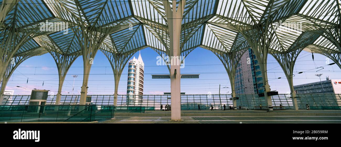 Low angle view of a railroad station, gare Oriente, Lisbonne, Portugal Banque D'Images
