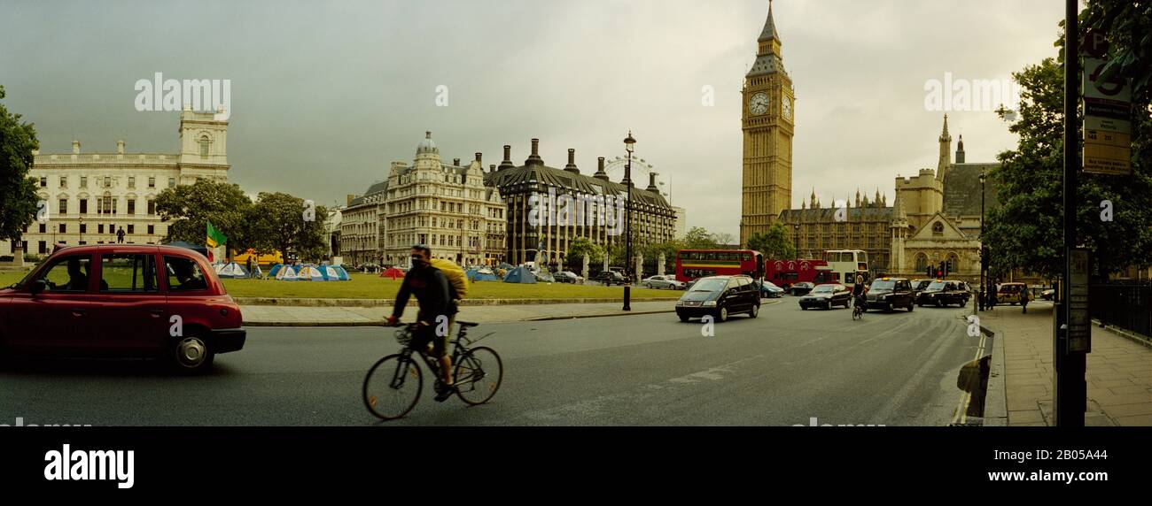 Trafic devant une tour d'horloge, Big Ben, Cité de Westminster, Londres, Angleterre Banque D'Images