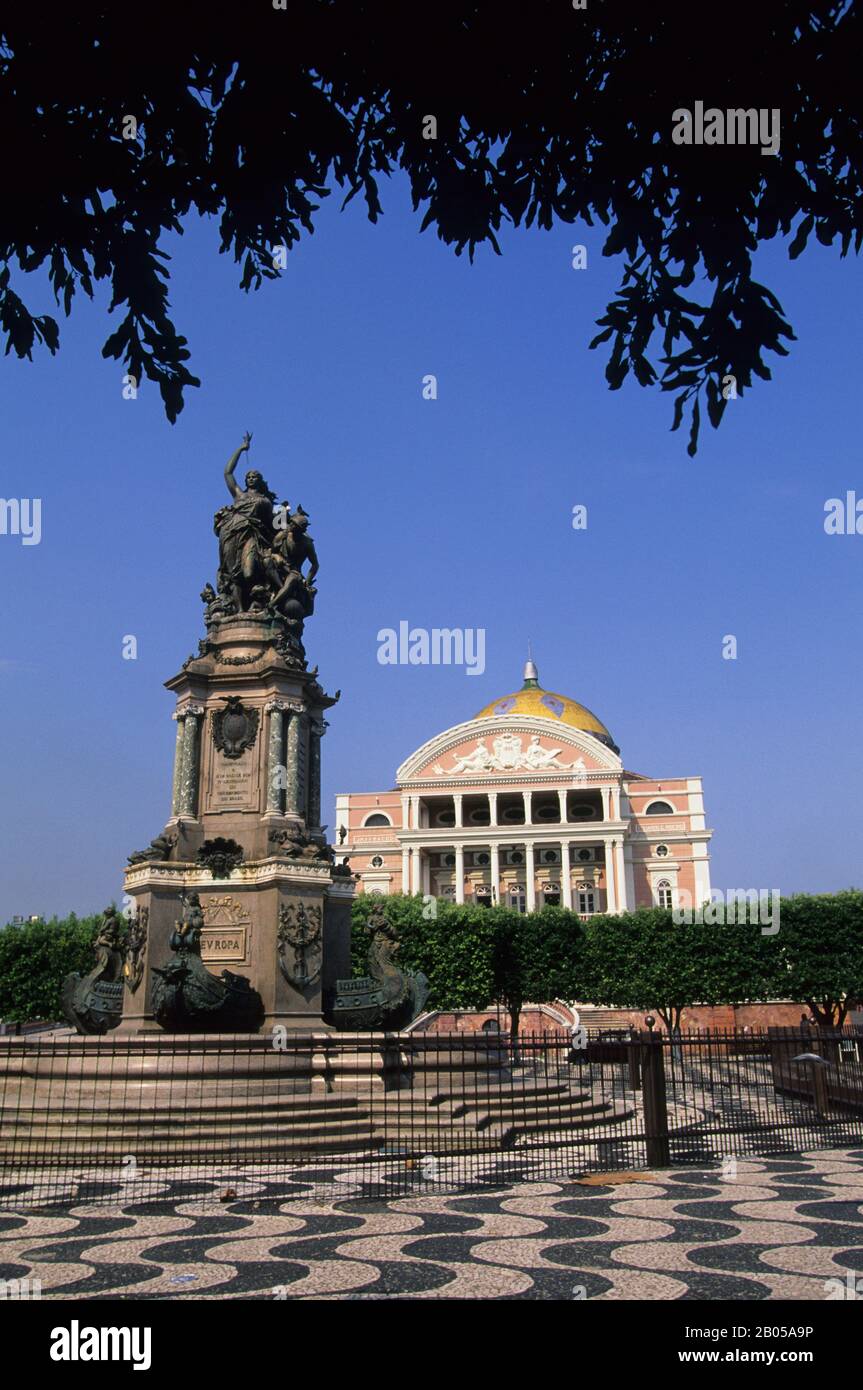 BRÉSIL, AMAZONE, MANAUS, VUE SUR L'OPÉRA ET LE MONUMENT Banque D'Images