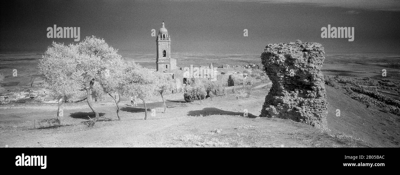 Structure ruinée avec une église en arrière-plan, Medina Sidonia, Cadix, Andalousie, Espagne Banque D'Images
