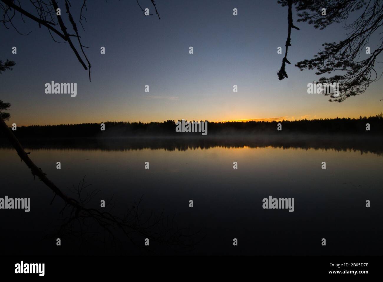 Lac de la Taïga au lever du soleil, Finlande Banque D'Images