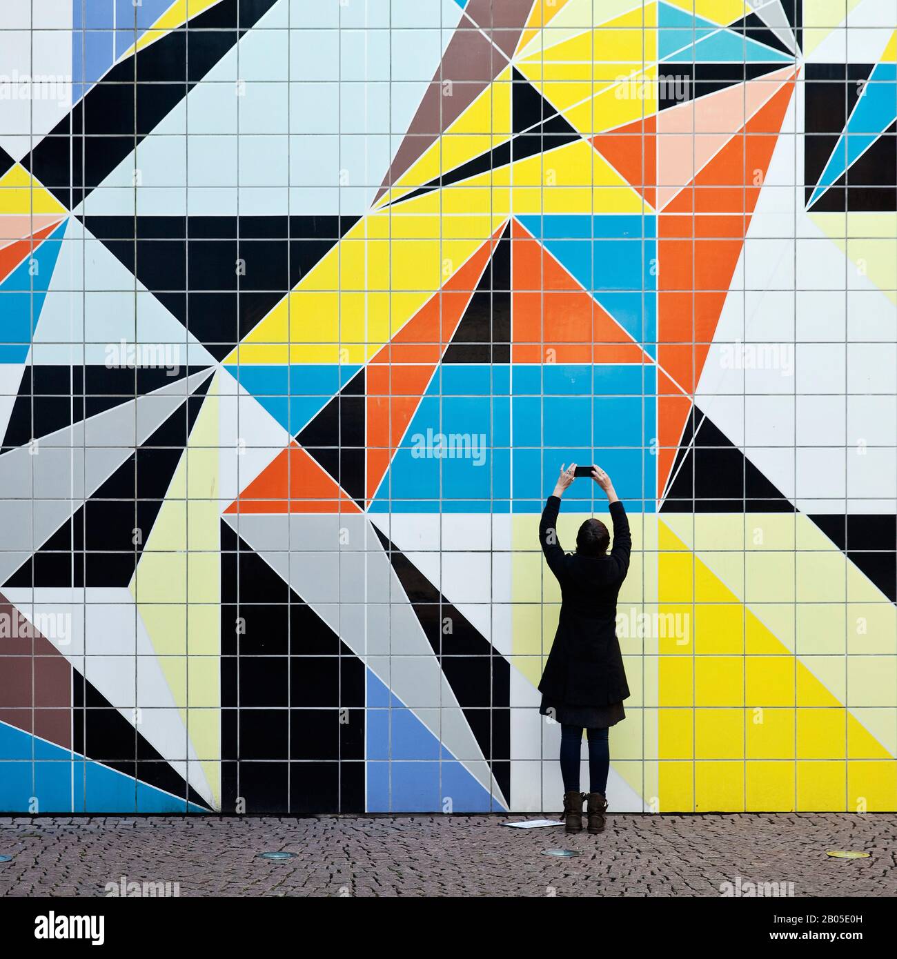 Femme prenant une photo de l'œuvre d'art Hornet, Kunstsammlung NRW, Allemagne, Rhénanie-du-Nord-Westphalie, Bas-Rhin, Düsseldorf Banque D'Images