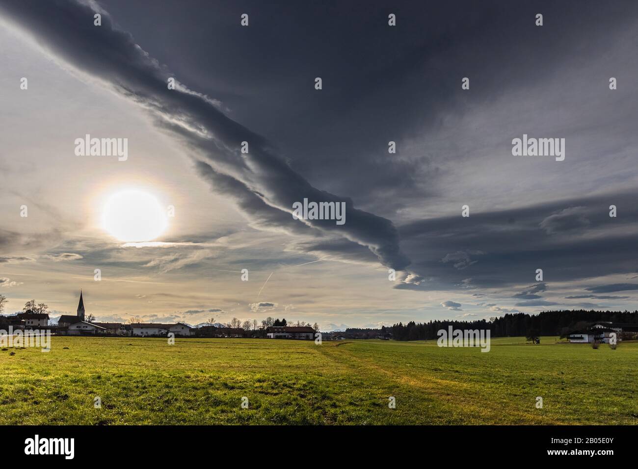 Temps foehn avec nuage de rayon dans les pré-Alpes, Allemagne, Bavière, lac Chiemsee Banque D'Images