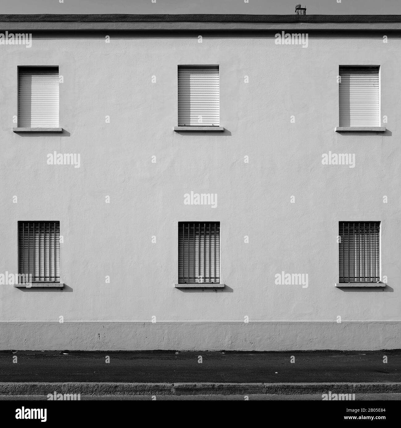 Façade d'usine à l'ancienne avec volets roulants dans la banlieue sud de Milan, en Italie Banque D'Images