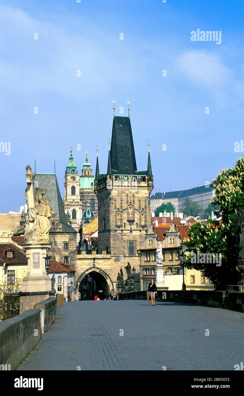 RÉPUBLIQUE TCHÈQUE, PRAGUE, PONT CHARLES, VUE SUR LES TOURS DE PONT DE MALA STRANA Banque D'Images