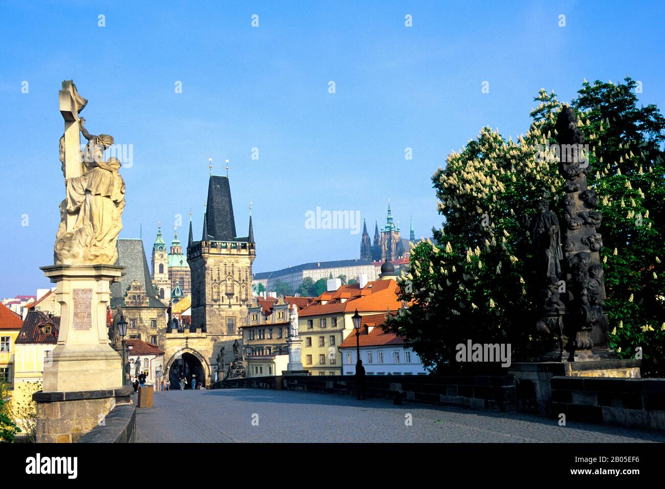 RÉPUBLIQUE TCHÈQUE, PRAGUE, PONT CHARLES, VUE SUR LES TOURS DE PONT DE MALA STRANA ET LE CHÂTEAU Banque D'Images