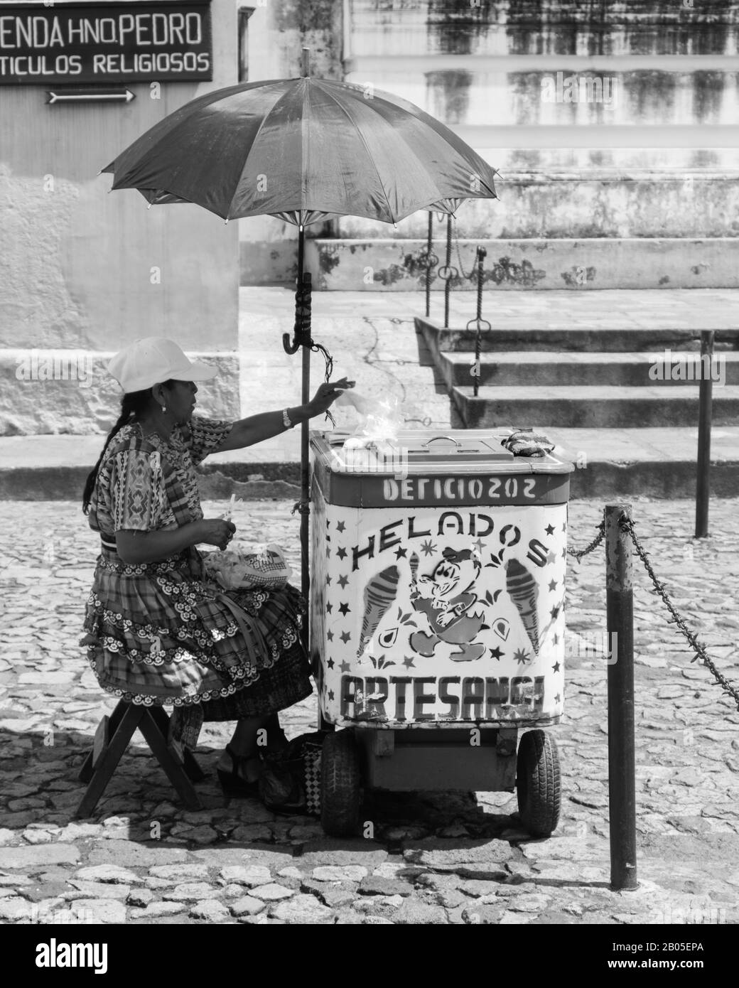 Antigua guatemala, sacatepequez/Guatemala ; 10/27/2019 ; femme vendant de la glace à l'entrée de l'église de san francisco à antigua Banque D'Images