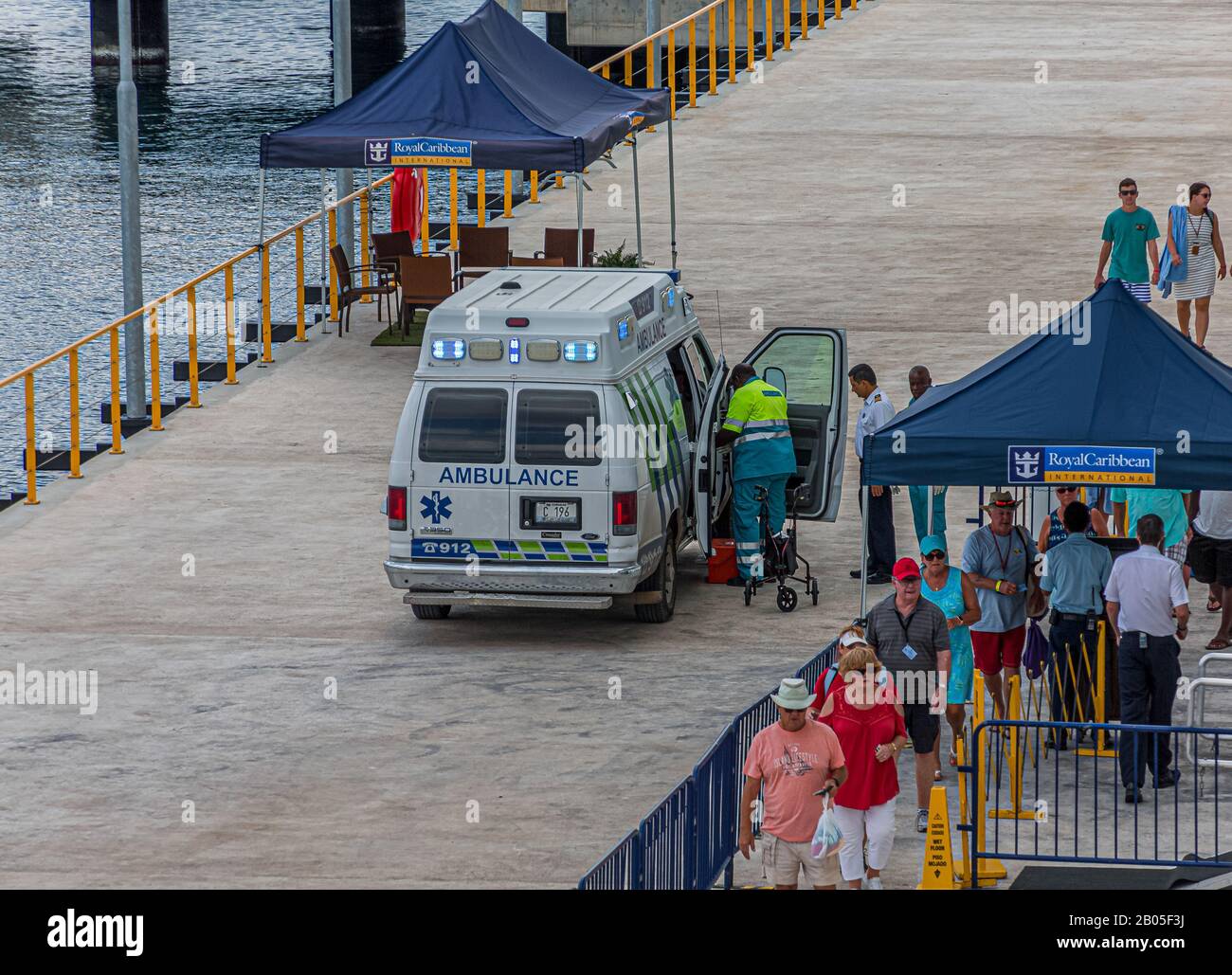 Ambulance À Royal Caribbean Security Tent Banque D'Images