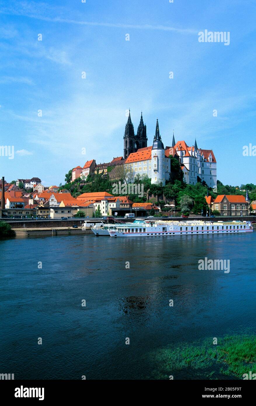 ALLEMAGNE, MEISSEN, RIVIÈRE ELBE, VUE SUR LE CHÂTEAU D'ALBRECHTSBURG ET LA CATHÉDRALE GOTHIQUE DE MEISSEN Banque D'Images
