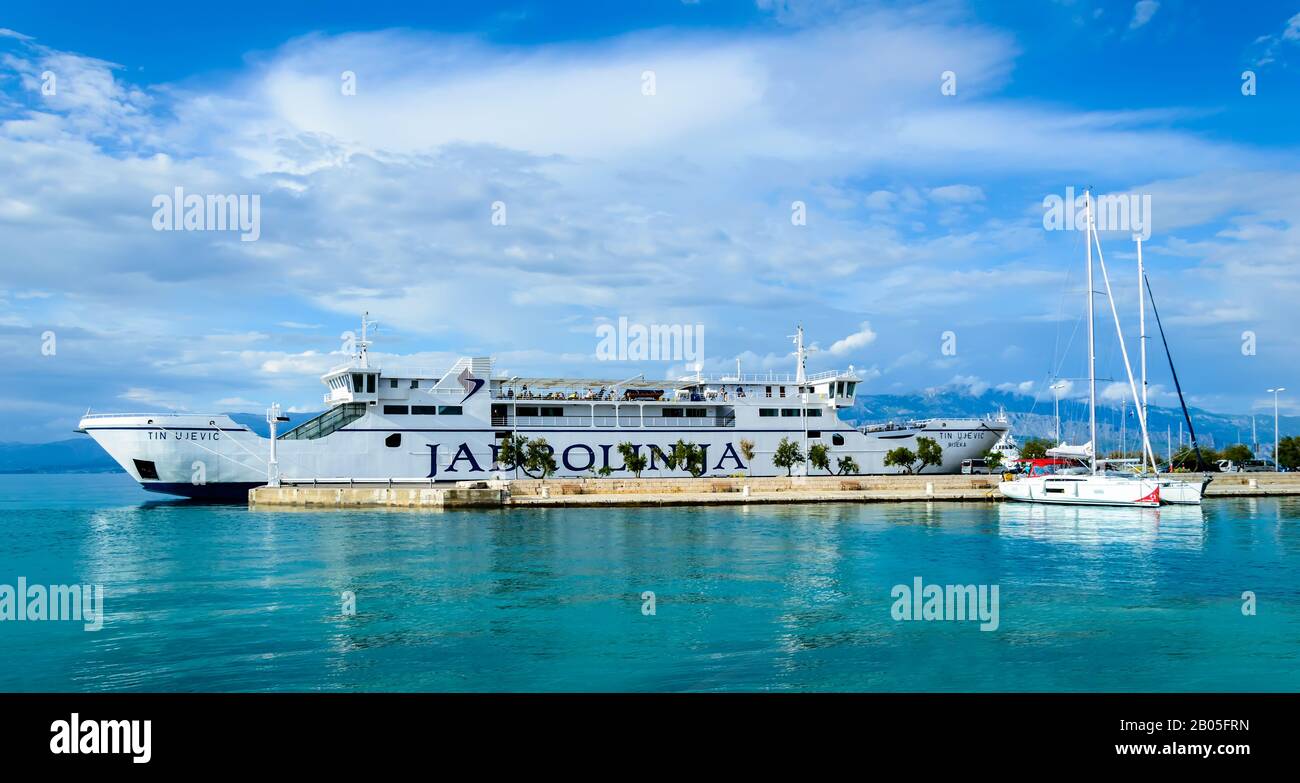 Supetar, Croatie - 22 mai 2019: Jadrolinija ferry MF Tin Ujevic dans le port de Supetar relie l'île croate Brac à Split sur le continent. Vue latérale de Banque D'Images