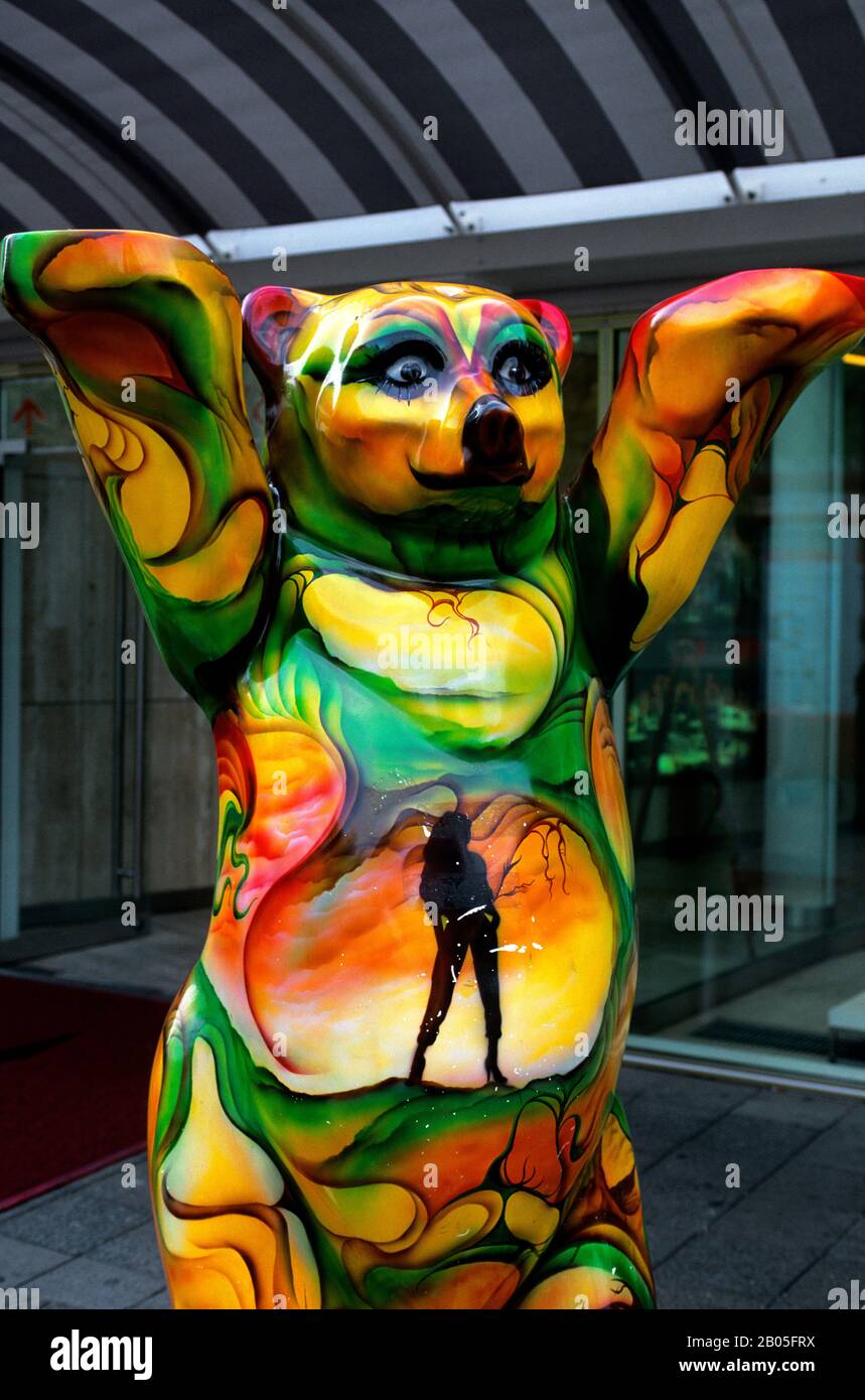 ALLEMAGNE, BERLIN, SCÈNE DE RUE AVEC STATUE D'OURS Banque D'Images
