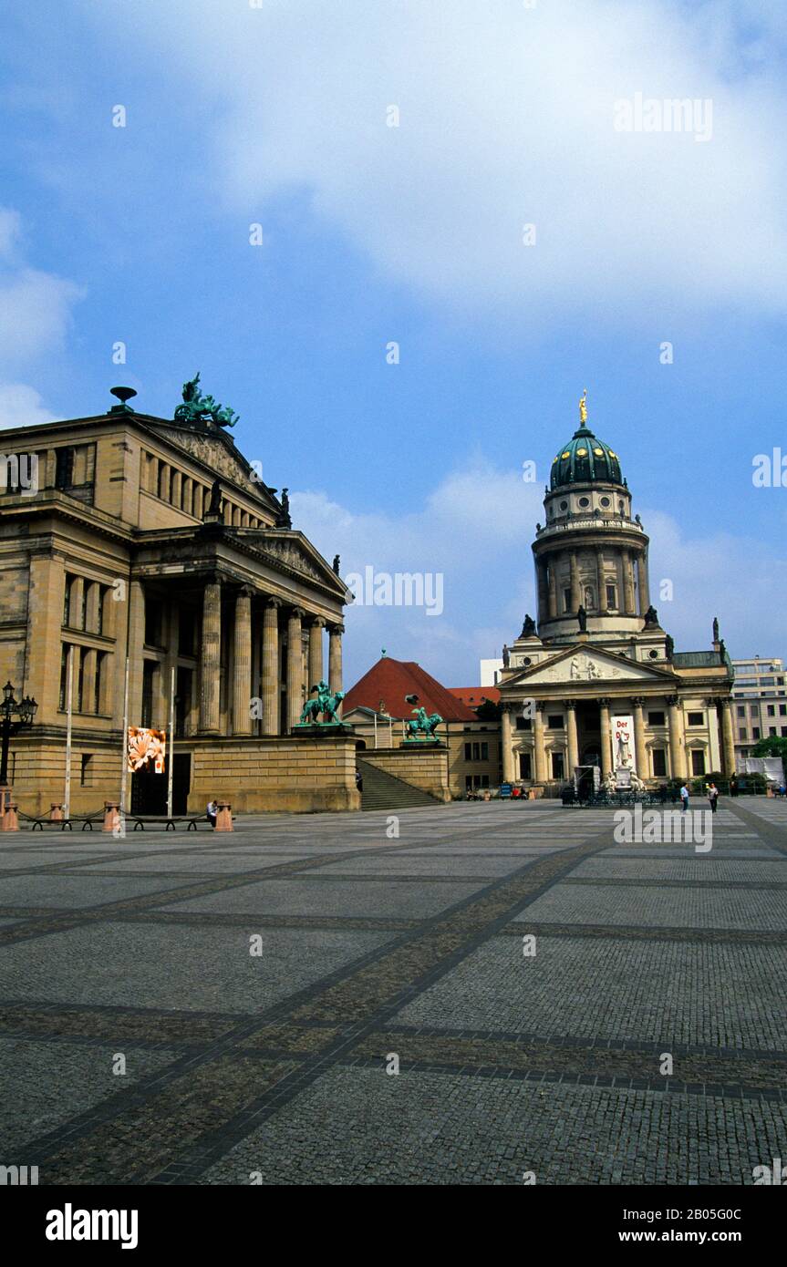 ALLEMAGNE, BERLIN, GENDARMENMARKT, VUE SUR LE THÉÂTRE (CONSTRUIT PAR SCHINKEL) ET LA CATHÉDRALE FRANÇAISE Banque D'Images