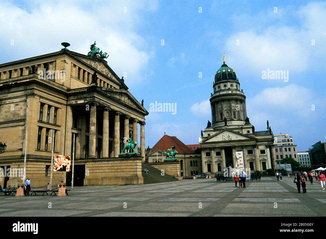 ALLEMAGNE, BERLIN, GENDARMENMARKT, VUE SUR LE THÉÂTRE (CONSTRUIT PAR SCHINKEL) ET LA CATHÉDRALE FRANÇAISE Banque D'Images