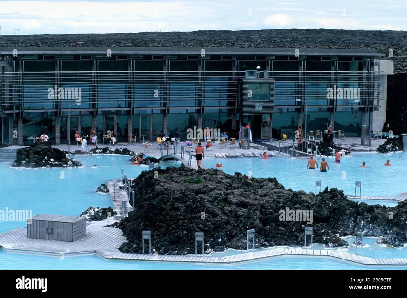 ISLANDE, PRÈS DE REYKJAVIK, ZONE THERMALE DE BLUE LAGOON, SPA, PERSONNES DANS LA PISCINE Banque D'Images