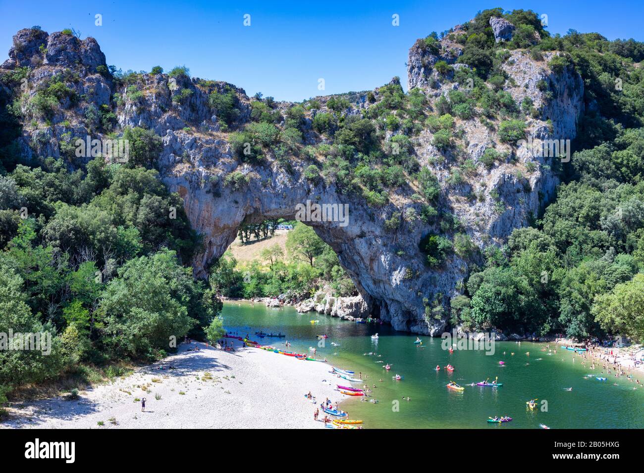 Vue aérienne de Narural arch à Vallon Pont d'arc en Ardèche canyon en France Banque D'Images