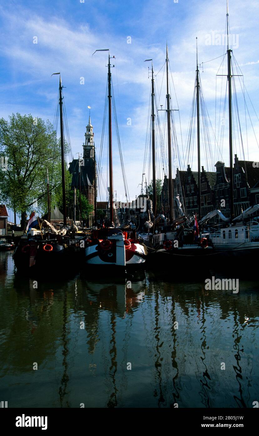 PAYS-BAS, HOLLANDE, HOORN, PORT AVEC DE VIEUX BATEAUX Banque D'Images