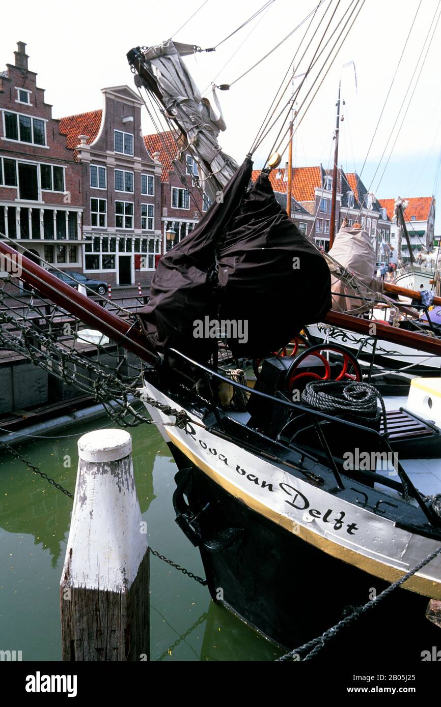 PAYS-BAS, HOLLANDE, HOORN, PORT AVEC DE VIEUX BATEAUX Banque D'Images
