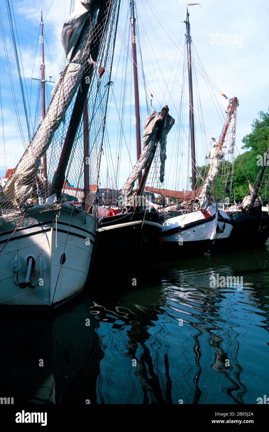 PAYS-BAS, HOLLANDE, HOORN, PORT AVEC DE VIEUX BATEAUX Banque D'Images