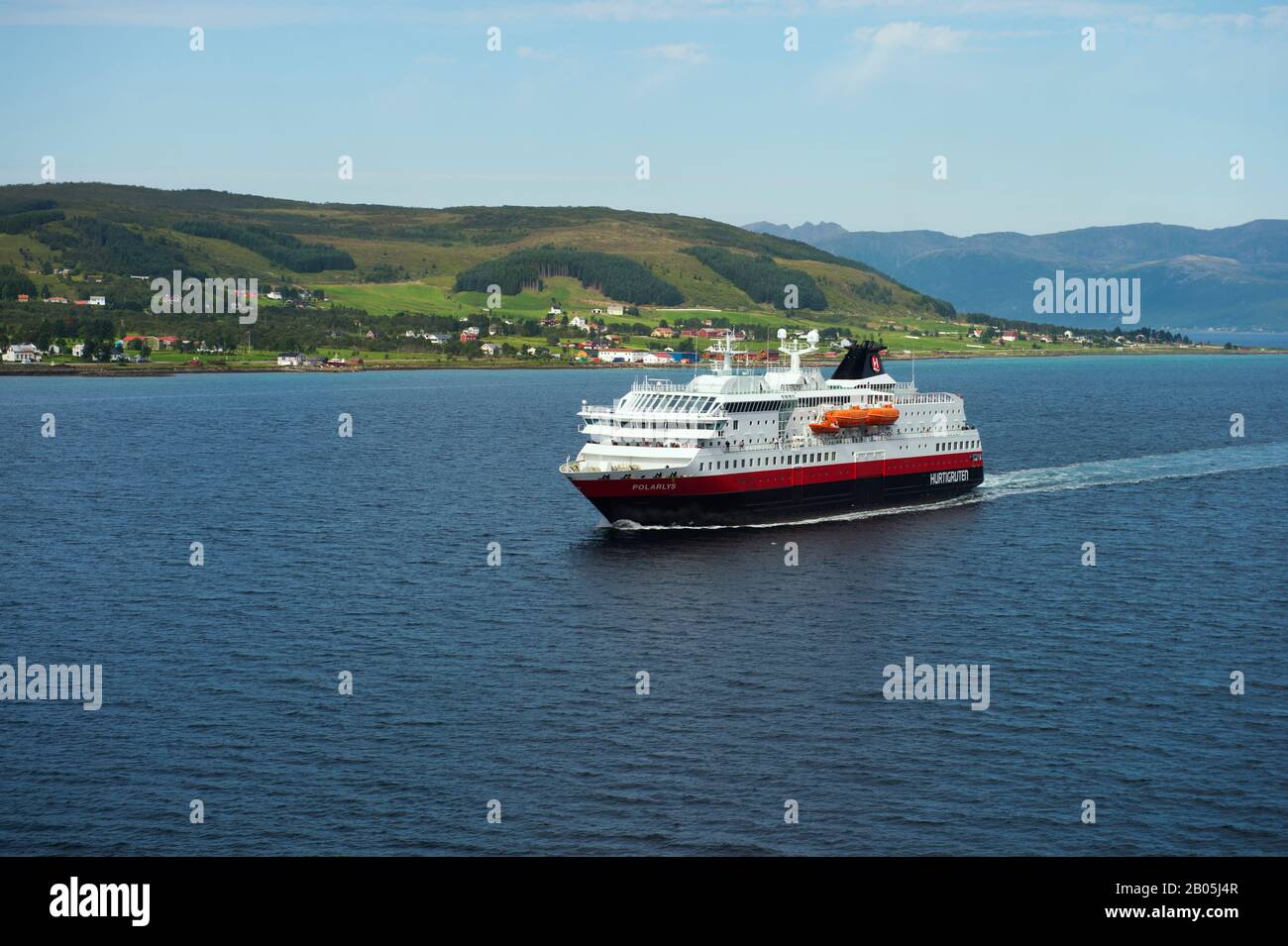 Vue sur MS Polarlys depuis le pont Sortland à Sortland, comté de Troms, îles Lofoten, Norvège Banque D'Images