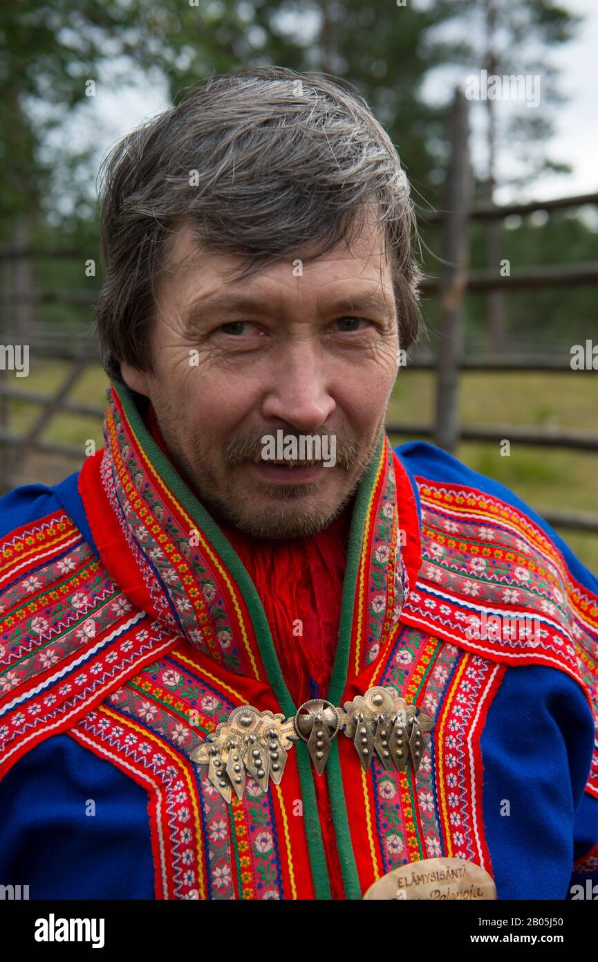 Portrait de Sami dans des vêtements traditionnels près d'Ivalo, un village d'Inari, Laponie, dans le nord de la Finlande Banque D'Images