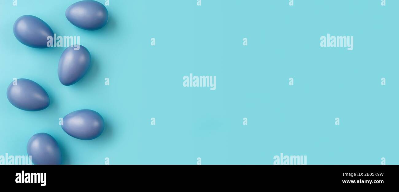Composition simple avec œufs de Pâques bleus sur fond coloré tendance Banque D'Images