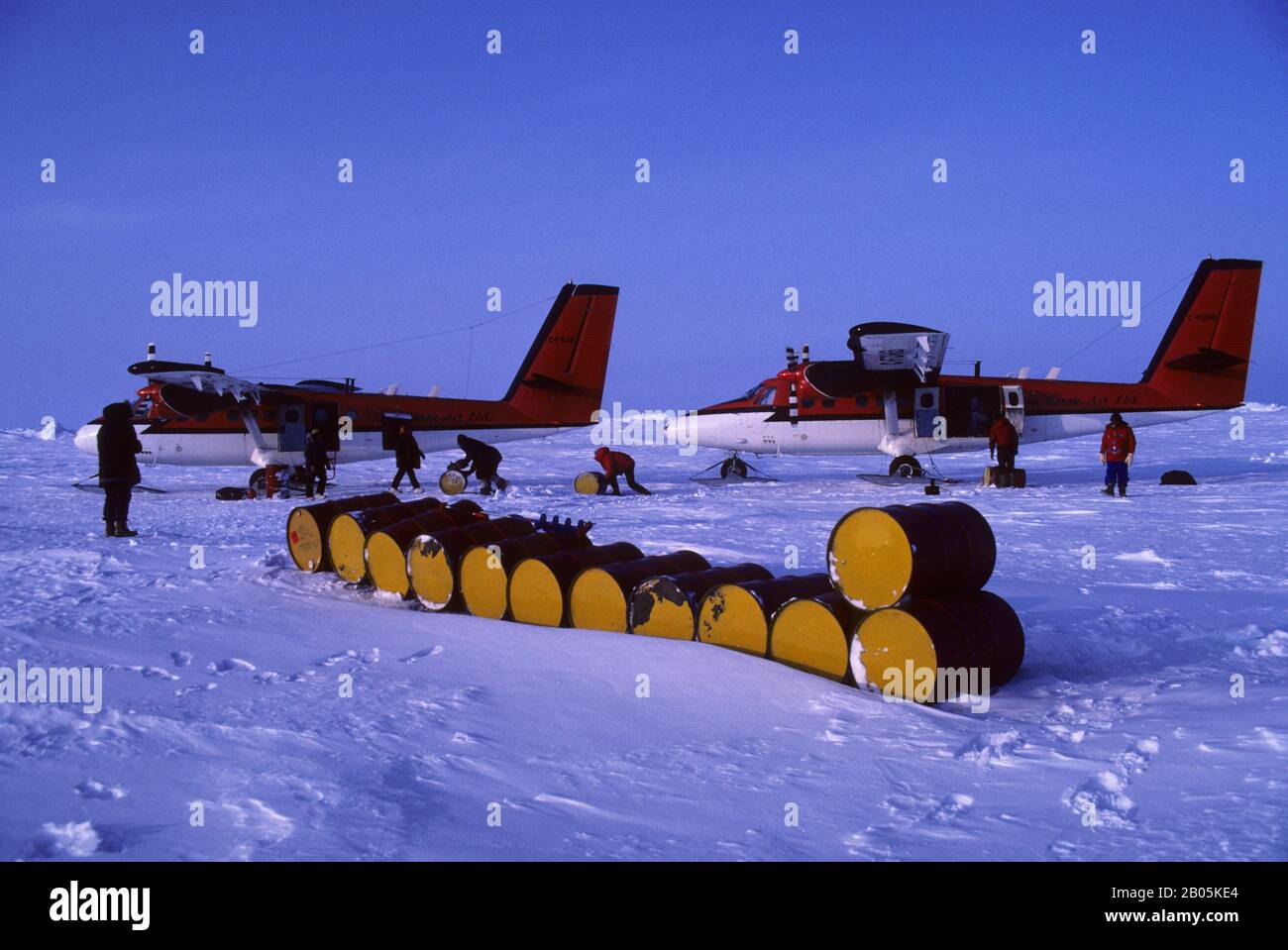 CANADA, NUNAVUT, TERRITOIRES DU NORD-OUEST, CAMP DE GLACE, CACHE-CARBURANT Banque D'Images