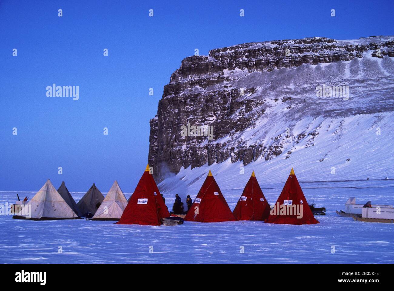 CANADA, NUNAVUT, DÉTROIT DE BARROW GELÉ, CAMP DE GLACE AVEC FOND DE L'ÎLE BEECHY Banque D'Images