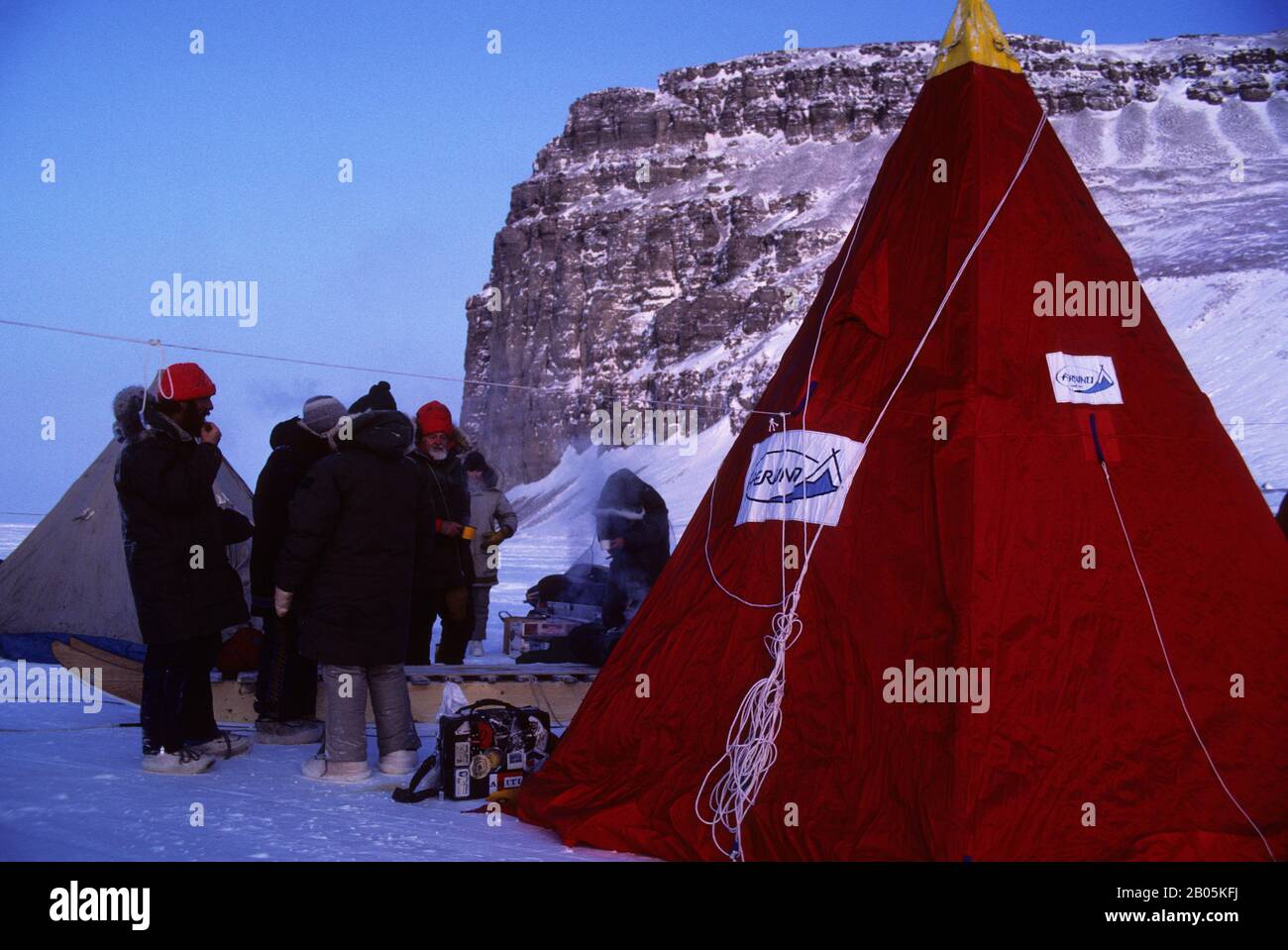 CANADA, NUNAVUT, DÉTROIT DE BARROW GELÉ, CAMP DE GLACE Banque D'Images