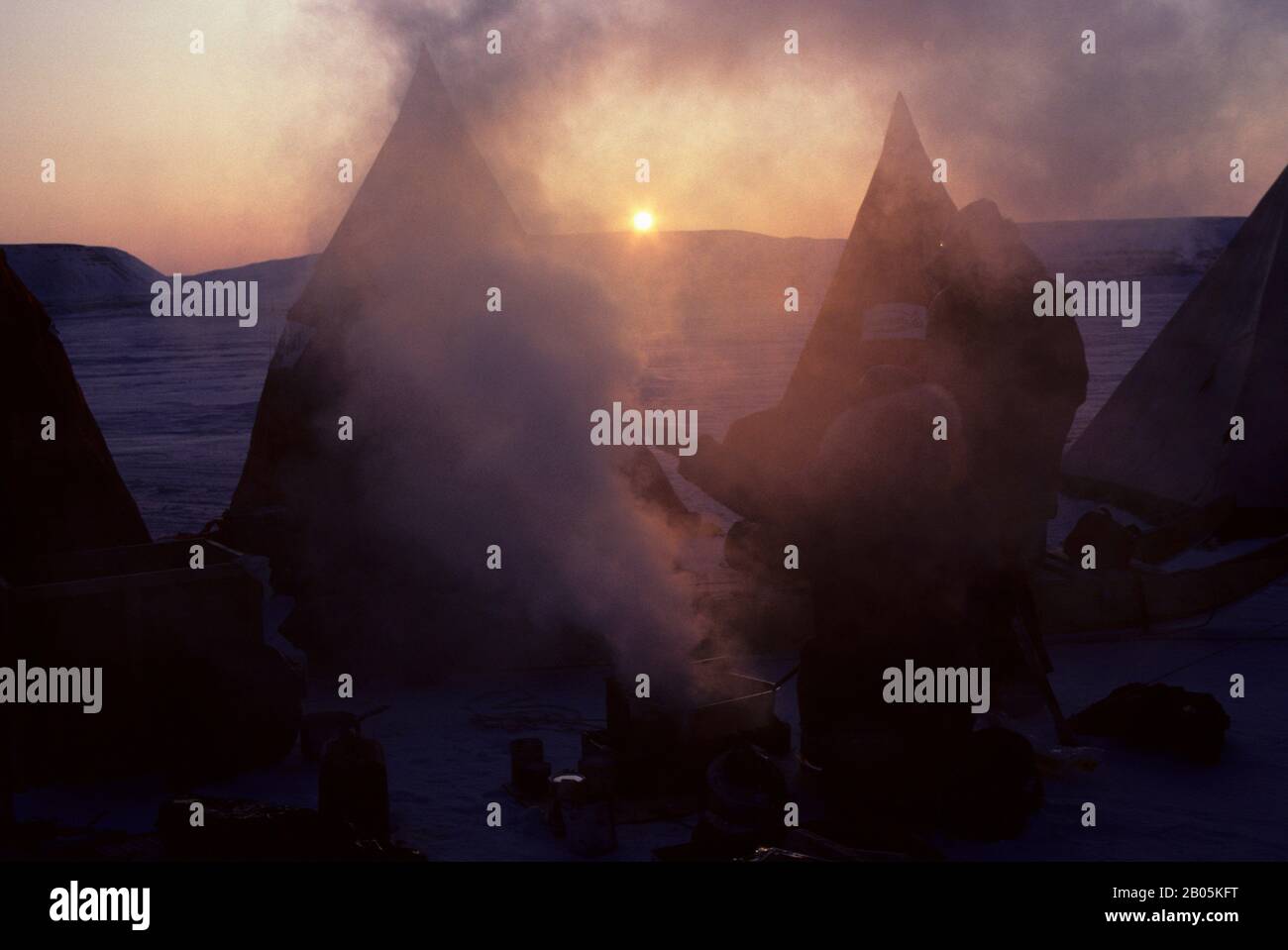 CANADA, NUNAVUT, DÉTROIT DE BARROW GELÉ, CAMP DE GLACE AU LEVER DU SOLEIL, VAPEUR PROVENANT DE LA CUISINIÈRE DE CUISINE DU PETIT-DÉJEUNER Banque D'Images