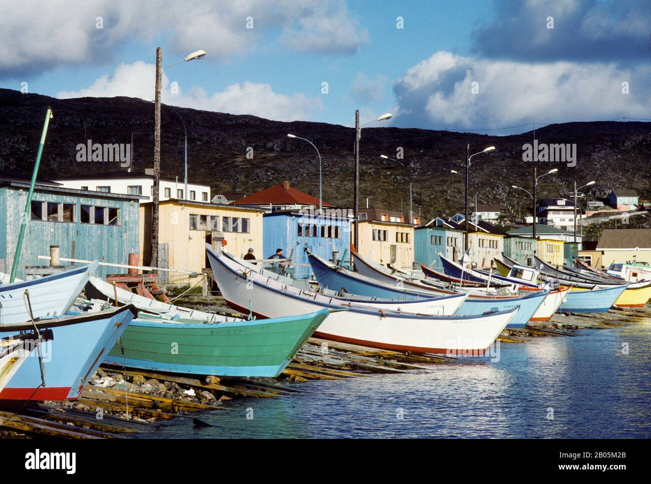 ST. ISL PIERRE ET MIQUELON. (ÎLES FRANÇAISES), ST. PIERRE, BATEAUX DE PÊCHE ET CABANES Banque D'Images