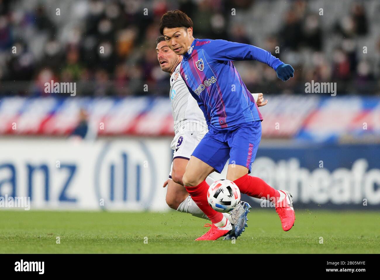 (F-B) Masato Morishige (FC), Bruno Fornaroli (Perth Glory), 18 FÉVRIER 2020 - Football/Football : match de la Ligue des Champions de l'AFC 2020 du groupe F entre le FC Tokyo 1-0 Perth Glory FC au stade Ajinomoto, Tokyo, Japon crédit: AFLO SPORT/Alay Live News Banque D'Images