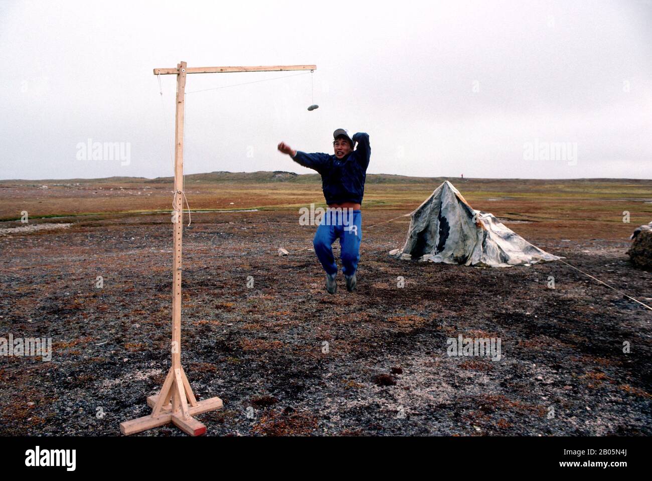 CANADA, T.N.-O., BAIE D'HUDSON, ÎLE DE SOUTH HAMPTON, PT INDIGÈNE, JEU DE HAUT COUP INUIT TRADITIONNEL Banque D'Images