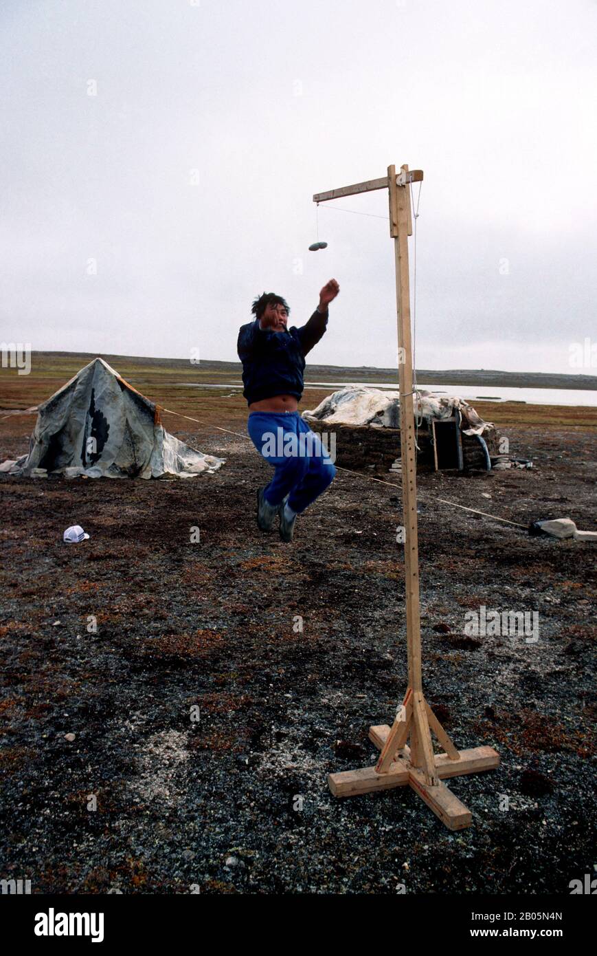 CANADA, T.N.-O., BAIE D'HUDSON, ÎLE DE SOUTH HAMPTON, PT INDIGÈNE, JEU DE HAUT COUP INUIT TRADITIONNEL Banque D'Images