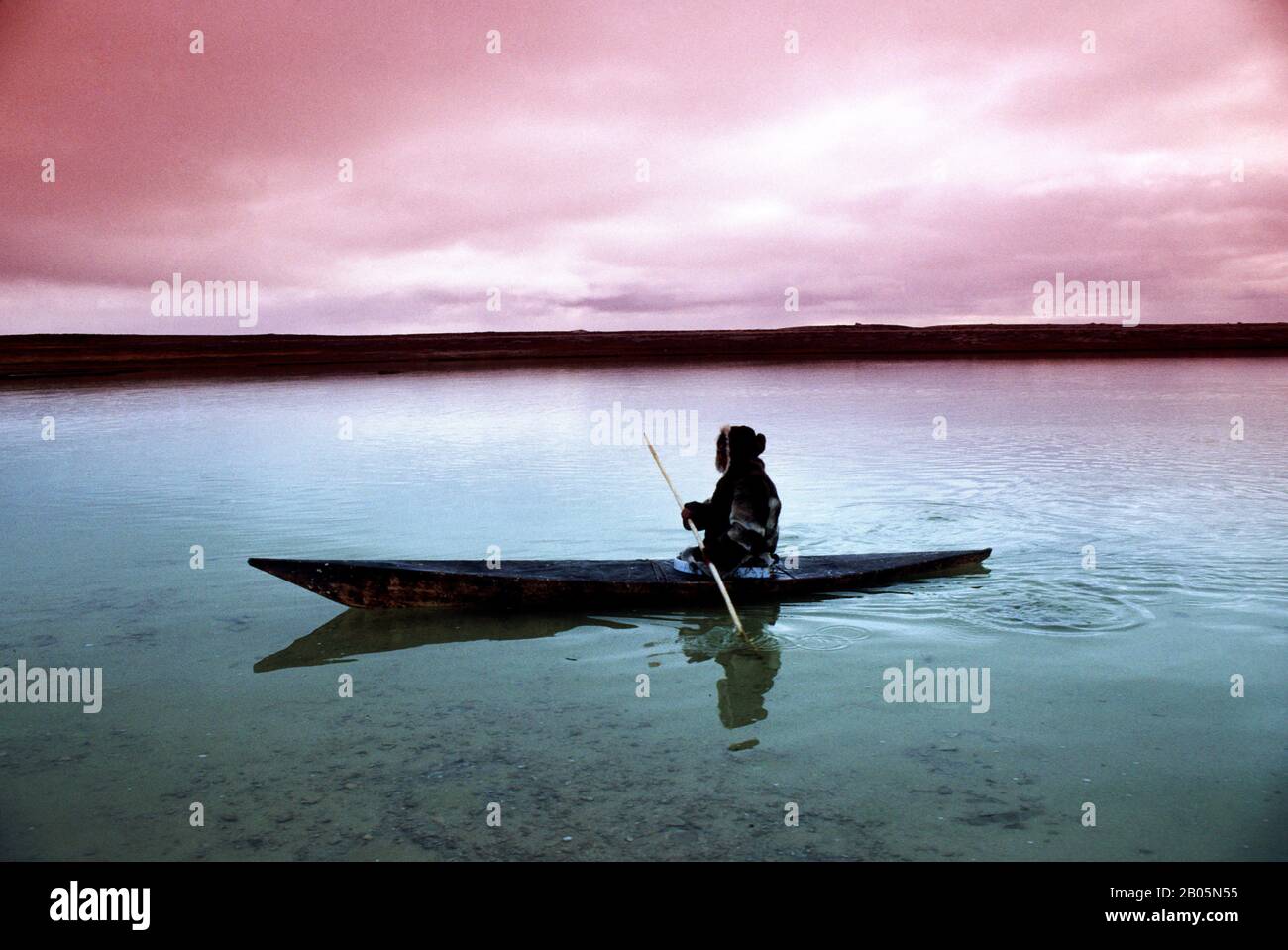 CANADA, T.N.-O., BAIE D'HUDSON, ÎLE DE SOUTH HAMPTON, PT INDIGÈNE, INUIT EN KAYAK TRADITIONNEL Banque D'Images