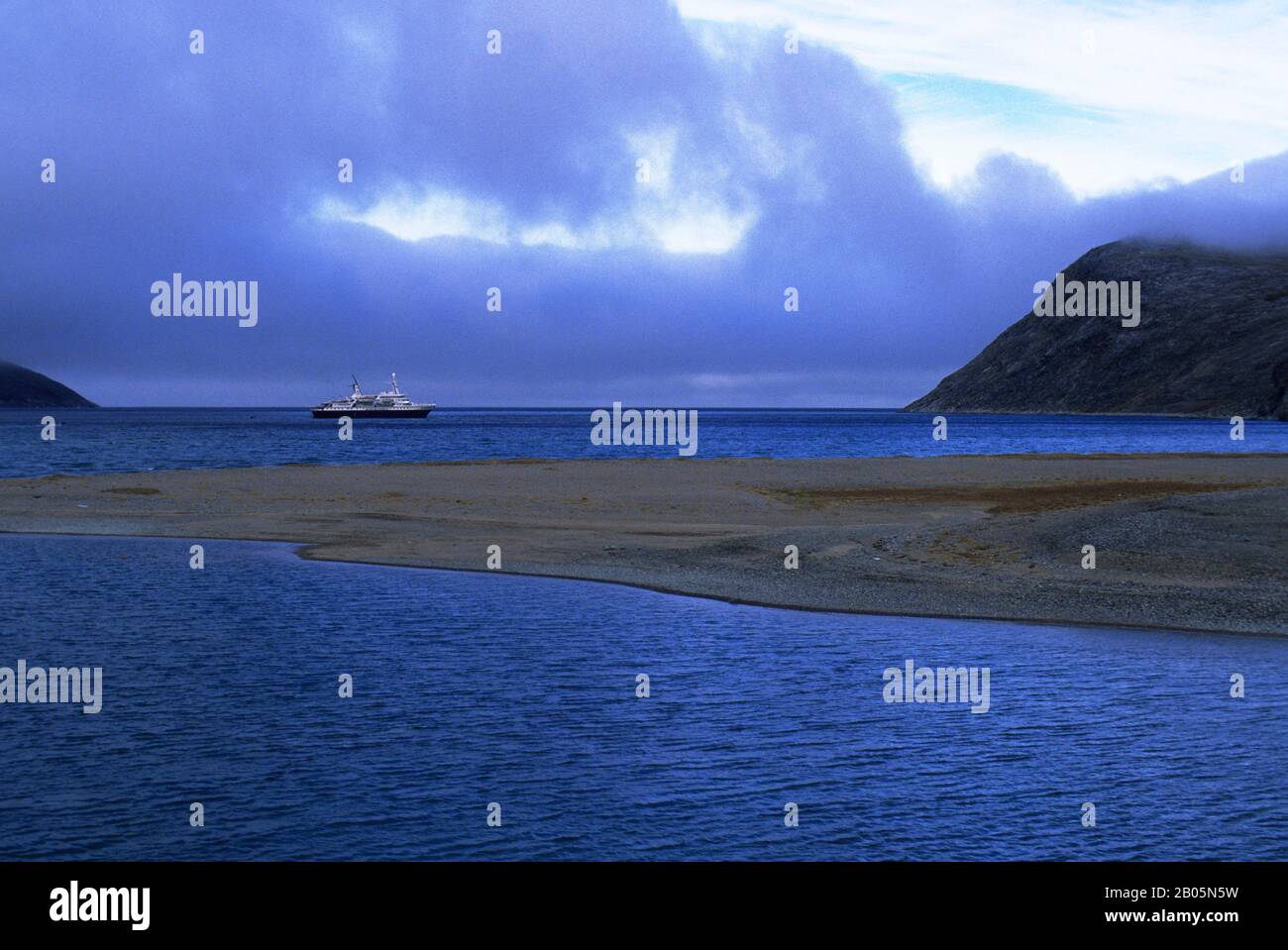 CANADA, NUNAVUT, BAIE D'HUDSON, ÎLE DE DIGES, ERIK COVE, NAVIRE MONDIAL DISCOVERER Banque D'Images