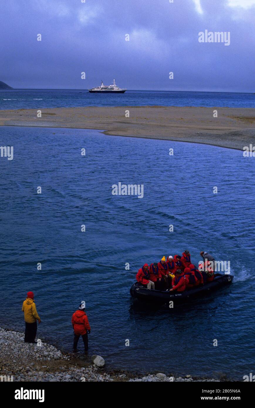 CANADA, NUNAVUT, BAIE D'HUDSON, ÎLE DE DIGES, ERIK COVE, WORLD DISCOVERER SHIP, LES TOURISTES DÉBARQUANT À ZODIAQUE Banque D'Images