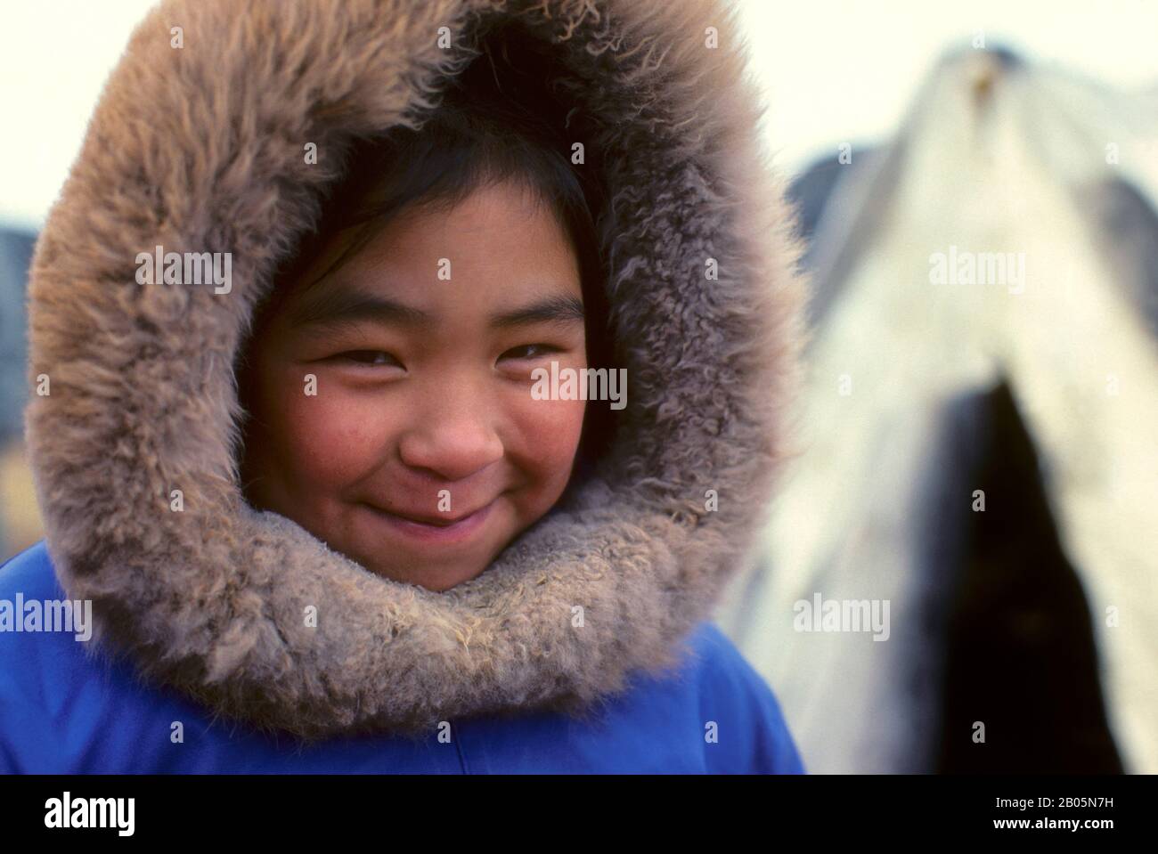 CANADA, NUNAVUT, BAIE D'HUDSON, ÎLE DE BAFFIN, CAP DORSET, PORTRAIT D'UNE JEUNE INUITE Banque D'Images