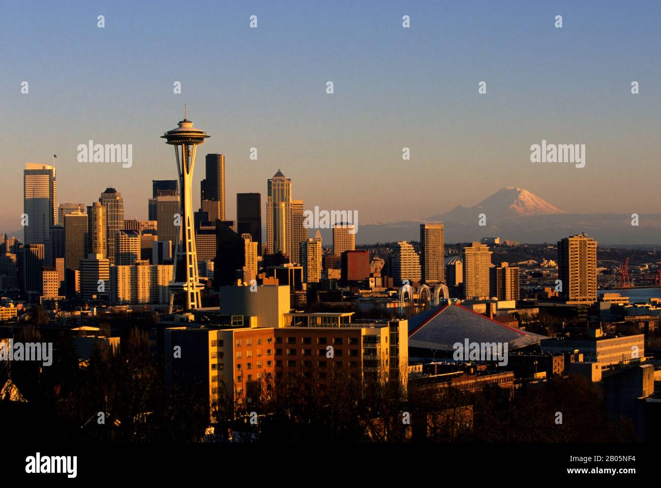 USA, SEATTLE AVEC MT. RAINIER EN ARRIÈRE-PLAN, SOIR Banque D'Images
